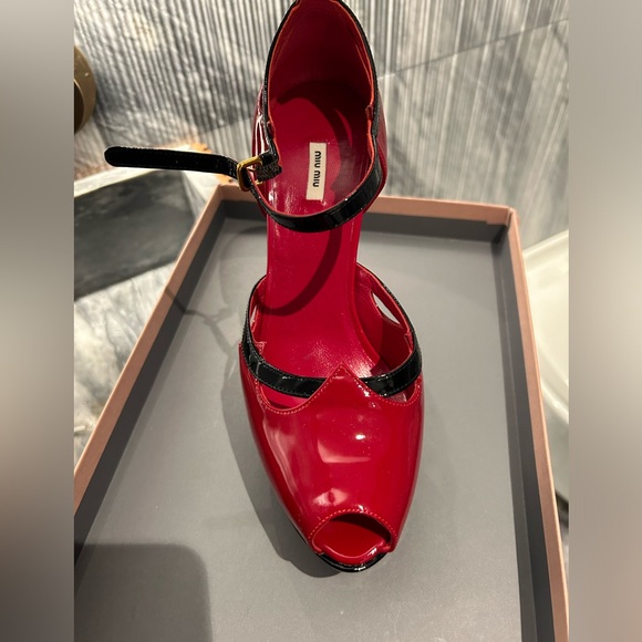 Miu Miu Red & Black patent pee toes - Picture 3 of 7
